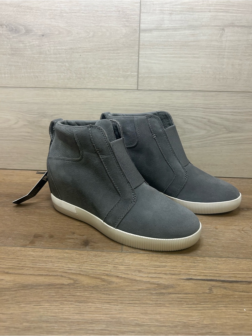Sorel Out 'N About Women's Size 7 Grey Slip-On Wedge Boots